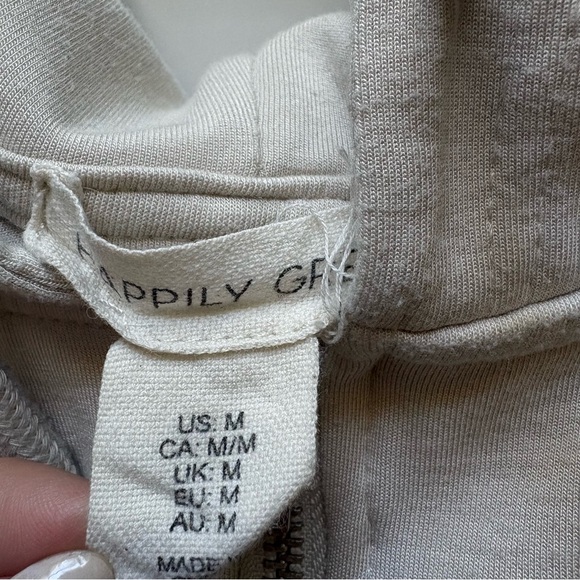 2-Piece Matching Cream Sweatshirt and Sweatshort Set - Picture 9 of 11